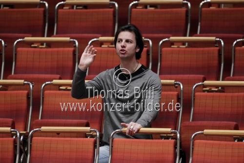 Grieschische Dirigent Teodor Currentzis leitet das Mahler Chamber Orchestra in Begleitung des schwedischen Mezzosopran Malena Ernman in der Philharmonie Köln (&copy; Thomas Brill)